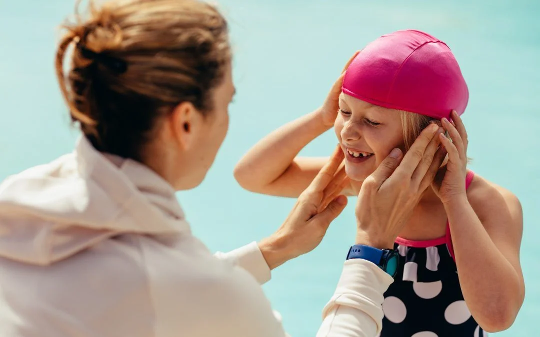 Cómo ponerse el gorro de natación: 3 métodos paso a paso (y los errores que todos cometemos)